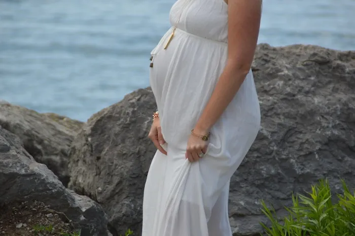 midsection pregnant woman standi